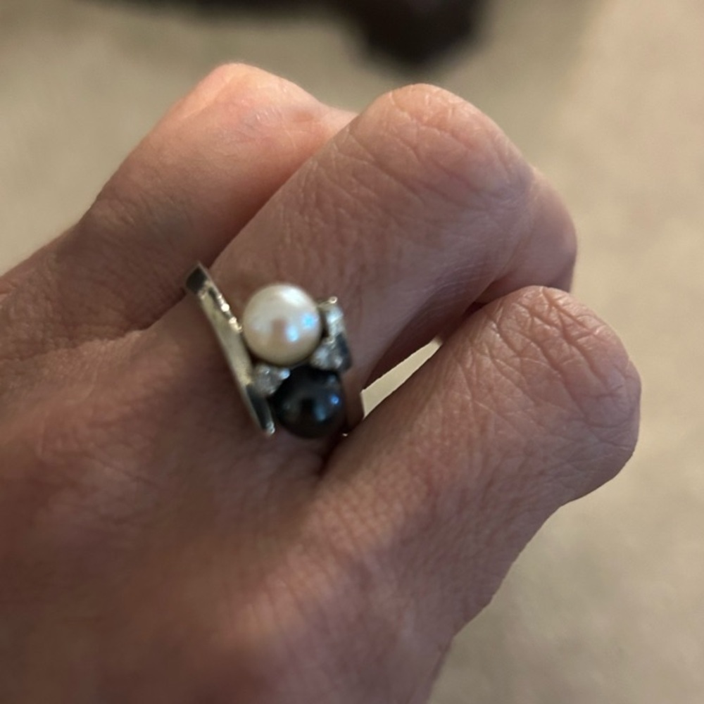 Elegant white gold with Pearl and diamonds Ring.